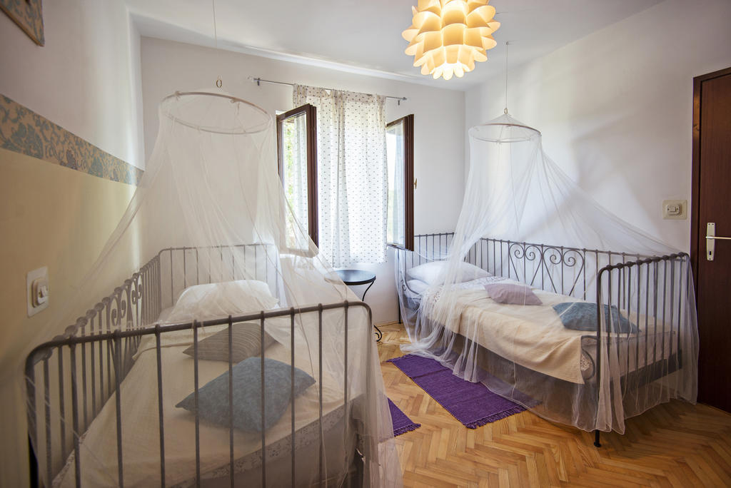 Apartments Petrcane Welcome Rum bild
